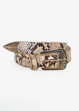 Cinto con estampado de piel de serpiente en tonos beige y marrón, con hebilla metálica dorada labrada y punta metálica decorativa.