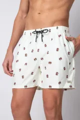 Short de baño color crema con estampado de cangrejos pequeños, cintura elástica con cordón ajustable y etiqueta con logo en el ruedo.