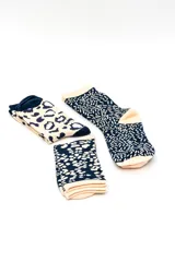 Pack de tres pares de medias estilo crew en color azul marino y beige, con diferentes patrones estampados.
