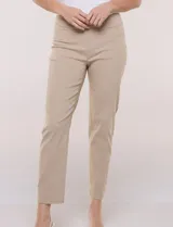 Pantalón color beige de corte entallado y largo cropped, confeccionado en tejido de punto con elasticidad técnica. Cuenta con pretina ancha y plana, bolsillos simulados al frente y bolsillos tipo ojal en la parte posterior.