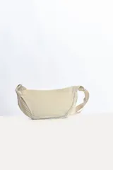Riñonera color beige claro con correa ajustable.