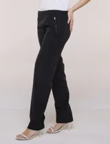 Pantalón de corte cigarette negro, de tiro medio-alto, con pierna sutilmente entallada y bolsillos delanteros con detalle de cierre metálico.