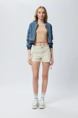 Top sin mangas a rayas horizontales blancas y negras.