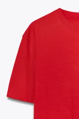 Camiseta de algodón con diseño de rayas horizontales, cuello redondo y manga corta.