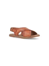 Sandalia Hush Puppies modelo Nazario, color marrón, con diseño de tiras cruzadas en el empeine, detalle de costuras decorativas y cierre con hebilla lateral.