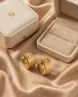 Aros tipo argolla pequeña con diseño de textura estriada y acabado en baño de oro.