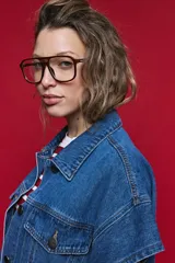 Chaleco de jean oversized color negro, con cuello camisero y cierre frontal con botones metálicos. Presenta un diseño estructurado con costuras reforzadas.