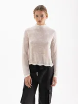 Sweater de cuello media polera y mangas largas, confeccionado en tejido liviano con trama en relieve tono sobre tono con diseño de frutas.