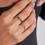 Anillo doble en oro 18k, compuesto por una alianza fina con engaste de brillantes y una alianza lisa con un brillante central.