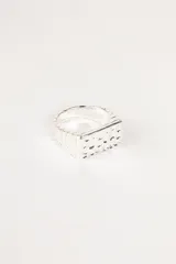Anillo plateado con textura irregular.
