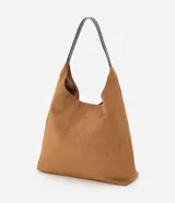 Cartera tipo hobo de gran tamaño confeccionada en material sintético efecto gamuza color tostado. Presenta una estructura flexible, asa única en tono contrastante y cierre mediante botón a presión.