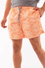 Short de baño azul con franjas horizontales en celeste y azul claro. Cuenta con cintura elástica ajustable con cordón, dos bolsillos laterales y uno trasero.