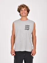 Musculosa gris melange de corte recto, con cuello redondo y sisas amplias. Estampado frontal con texto en tipografía gótica que dice "Align With Light".