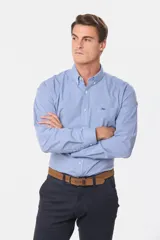 Camisa celeste con estampado a cuadros, de manga larga, con cuello abotonado, bolsillo en el pecho y logo bordado.