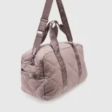 Bolso deportivo tipo duffle color negro, con diseño acolchado de rombos. Cuenta con correas de mano y correa de hombro ajustable, ambas con el logo de la marca y coordenadas estampadas.