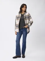 Jean de corte oxford con tiro medio, confeccionado en denim azul clásico con costuras a tono.