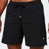 Short deportivo negro de alto rendimiento con cintura elástica y cordón ajustable. Cuenta con múltiples bolsillos, incluyendo opciones con cremallera y ocultos, y un pequeño logo reflectante en el dobladillo inferior.