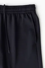 Short de felpa liviana de algodón, color azul marino, de corte regular con cintura elástica, bolsillos laterales y un bolsillo de parche en la parte trasera.