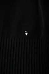 Cardigan color salmón de algodón y elastano, con solapa y lazo ajustable en la cintura.