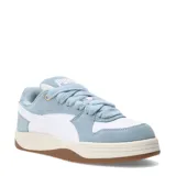 Championes urbanos Puma modelo Park Luna OG, con diseño de paneles en gamuza color celeste y cuero sintético blanco. Presentan cordones gruesos, entresuela de goma color crema y suela de caucho en tono caramelo.