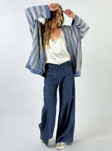 Saco abierto tejido a rayas verticales azules y grises, con mangas largas y corte holgado.