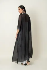 Túnica larga color beige de gasa de seda natural con borde en paillettes y mangas 3/4.