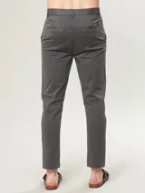 Pantalón chino color verde oliva, de corte slim fit y largo al tobillo.