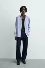 Camisa slim fit de algodón color celeste, con cuello italiano y manga larga con puños abotonados. Cierre frontal de botonadura.