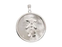 Dije redondo de plata 925 con diseño de una niña en nácar.
