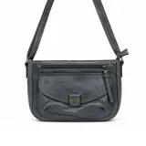 Cartera bandolera de cuero sintético color negro, con diseño de solapa frontal con broches metálicos, bolsillo exterior con cierre y correa larga ajustable.