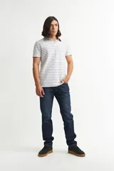 Remera de hombre a rayas horizontales blancas y grises, con cuello polo gris.