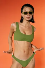 Corpiño de bikini tipo top con escote amplio y breteles fijos, confeccionado en tela texturada color verde militar.