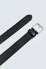 Cinturón de cuero marrón oscuro con hebilla metálica plateada de forma rectangular.