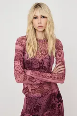 Blusa de tul manga larga con cuello redondo y diseño ajustado, con estampado de mariposas y motivos florales en tonos rosados.