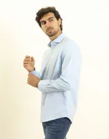 Camisa de vestir celeste, de manga larga y cuello italiano.