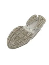 Championes unisex de estilo retro-futurista, confeccionados con una combinación de malla transpirable y revestimientos de gamuza en tonos beige. Presentan detalles esculpidos, refuerzo de TPU en el talón y una entresuela de EVA acolchada para mayor comodidad.