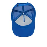 Gorra tipo trucker color bordó con panel frontal estructurado, malla trasera y visera curva con costuras decorativas. Presenta un aplique metálico con logo en el frente.