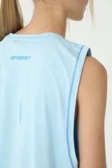 Musculosa deportiva celeste de tela suave al tacto.