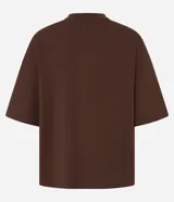 Blusa básica de mujer color negro, confeccionada en malla encorpada de algodón, con cuello redondo y mangas cortas de corte oversized con sisas desplazadas.