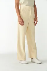 Pantalón de lana fina color crema, de tiro alto y pierna recta ancha.