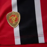 Remera de fútbol New Balance del São Paulo FC, modelo Home 2025. Diseño a rayas verticales rojas, blancas y negras con mangas rojas y detalles dorados en cuello y puños. Incluye logo de New Balance, escudo del club y sponsor Superbet en el frente.