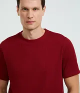 Remera de media malla verde militar con cuello redondo y mangas cortas, de corte clásico.
