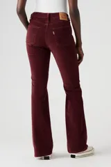 Jean de tiro alto color bordó, con corte flare y confeccionado en tela de corduroy.