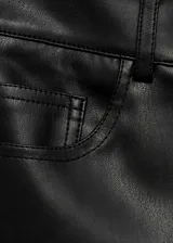 Pantalon de tiro alto con efecto piel, diseño recto y largo. Cuenta con cierre de cremallera y botón, trabillas para cinturón y cinco bolsillos.