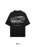 Remera negra de algodón con efecto lavado y logo estampado en el pecho.