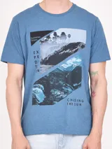 Remera melange color azul con diseño estampado frontal de paisajes y texto.