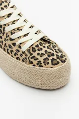 Zapatillas bajas con estampado animal print, cordones blancos y plataforma de yute de 4,5 cm de altura.