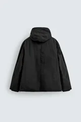 Parka técnica de corte relajado con interior ligeramente acolchado. Presenta cuello subido con capucha ajustable, cierre frontal con cremallera oculta por solapa con botones a presión, y cuatro bolsillos frontales de plastrón con solapa. Incluye cintura ajustable con cordón interior, puños con rib y aberturas laterales con cremallera en el bajo.