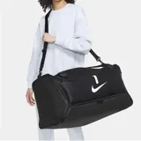 Bolso de deporte Nike Academy Team negro con logo blanco. Cuenta con compartimento principal con cierre, compartimentos internos, correa ajustable para el hombro y doble asa de mano. Fabricado en poliéster resistente a la abrasión.