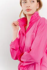 Camisa fucsia de algodón, corte clásico, manga larga y cierre con botones.